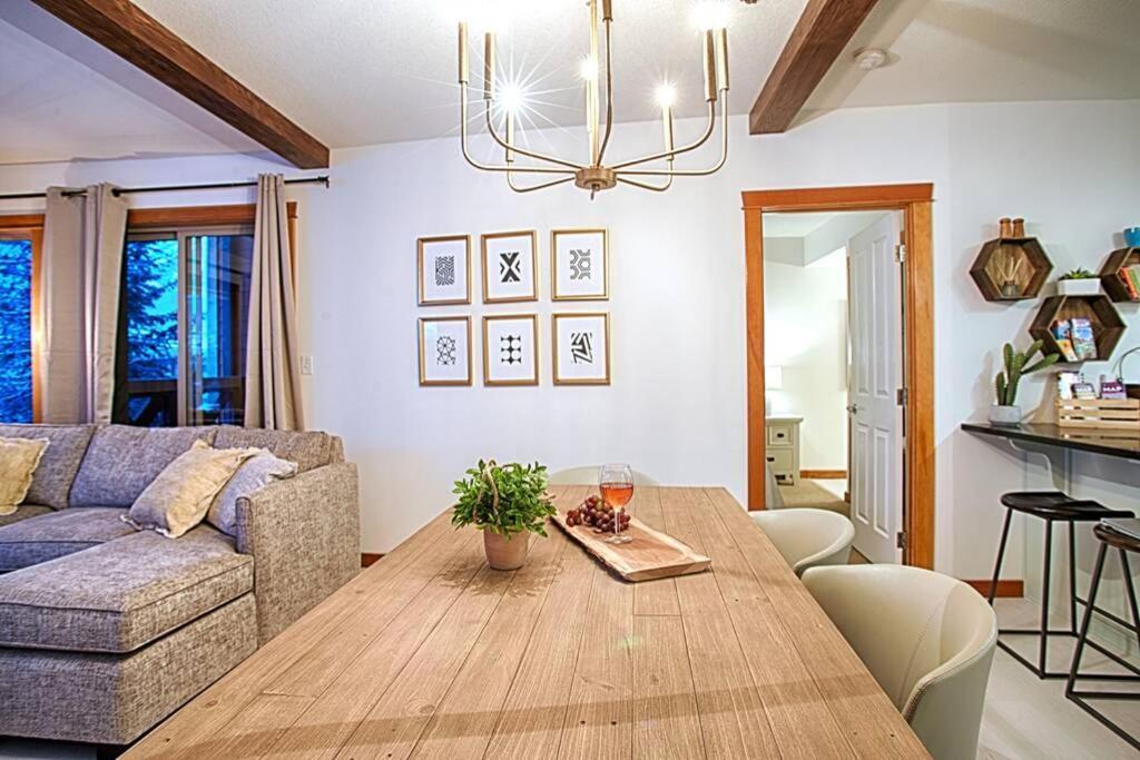 Pinnacle Mountain View 3 Bed 2 Bath Downtown Apartment