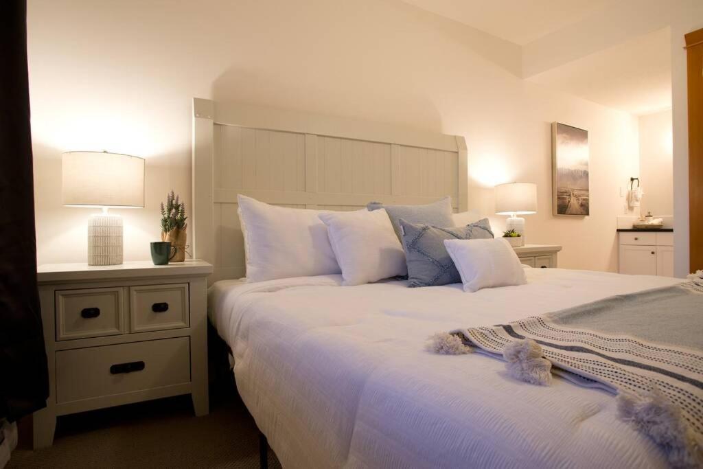 Pinnacle Mountain View 3 Bed 2 Bath Downtown Canmore