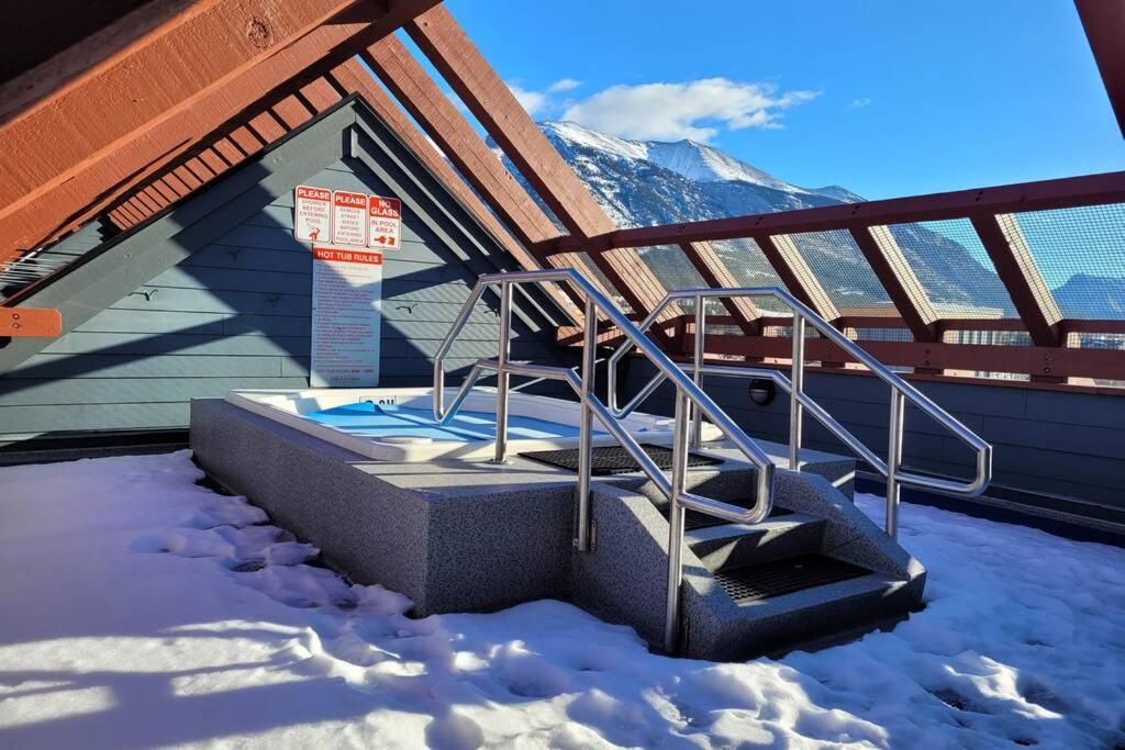 Pinnacle Mountain View 3 Bed 2 Bath Downtown Canmore